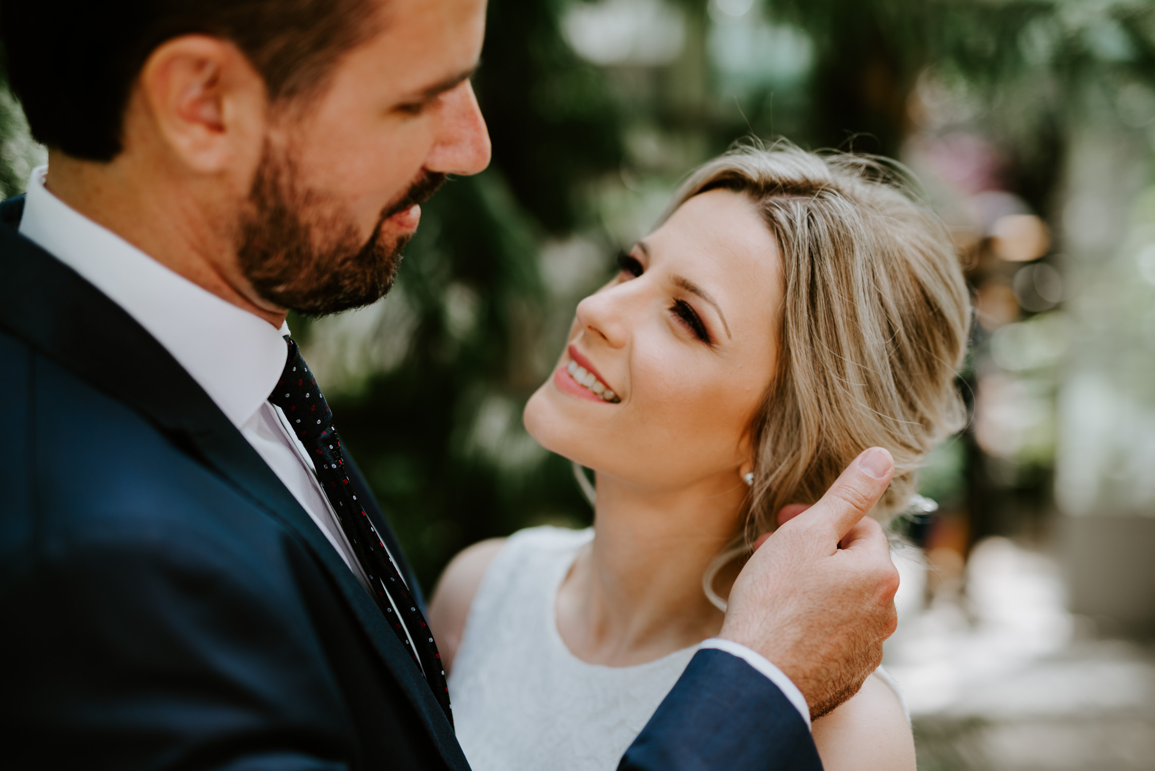 Mlada gleda mladoženju, trenutak iz mladenačkog fotografisanja u Karađorđevom parku