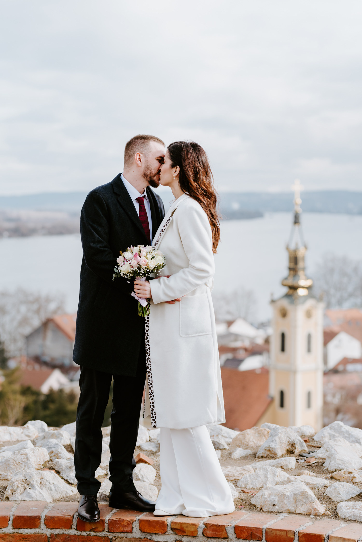 Mladenci na platou ispred kule Gardoš sa pogledom na zemunsku crkvu